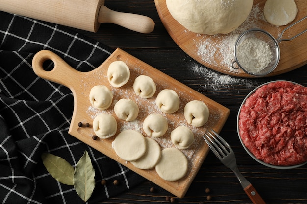 Composizione con carne tritata e gnocchi sulla vista di legno e superiore