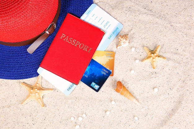 Composizione con carte di credito e passaporto su sabbia