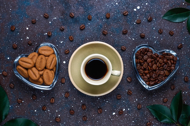 Composizione con chicchi di caffè tostati e biscotti a forma di chicco di caffè