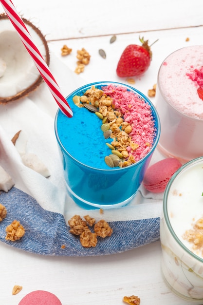 Composizione con cibo sano. Prima colazione di yogurt e fragole sul tavolo