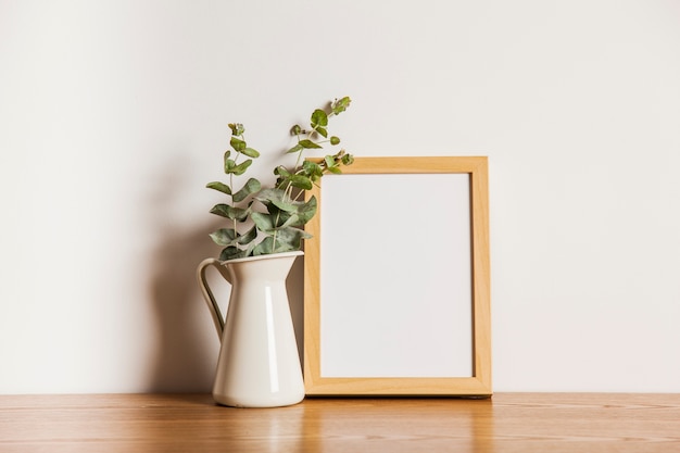 Composizione con cornice e vaso da fiori