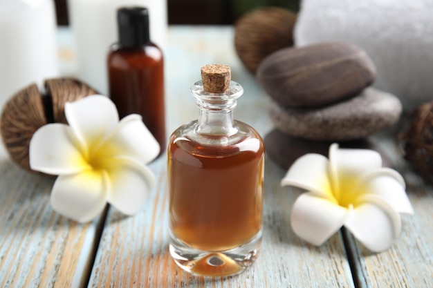 Composizione con cosmetici spa e fiori di plumeria sul primo piano tavolo in legno chiaro