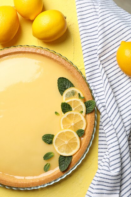 Composizione con crostata al limone su sfondo giallo, vista dall'alto