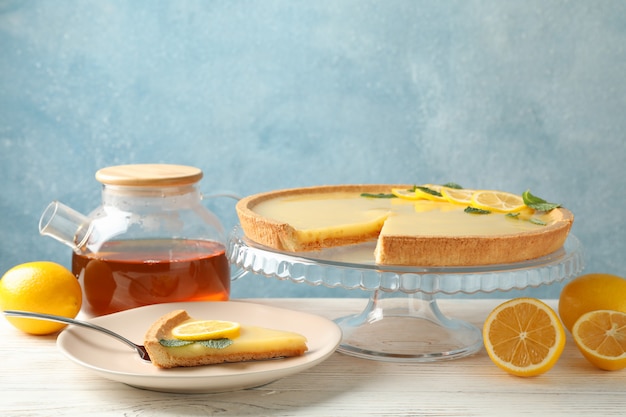 Composizione con crostata al limone sul tavolo di legno bianco, spazio per il testo