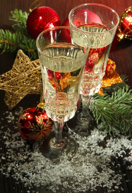 Composizione con decorazioni natalizie e due bicchieri di champagne,