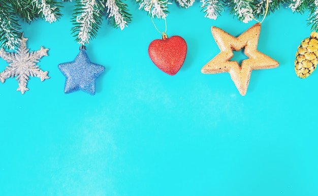 Composizione con decorazioni natalizie su sfondo blu per biglietto di auguri