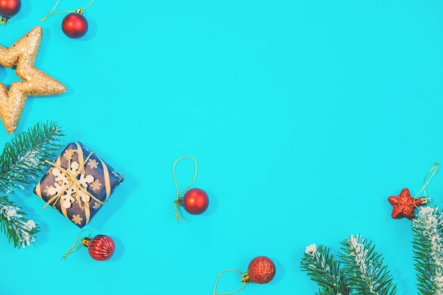 Composizione con decorazioni natalizie su sfondo blu per biglietto di auguri