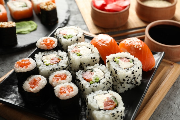 Composizione con deliziosi involtini di sushi. cibo giapponese