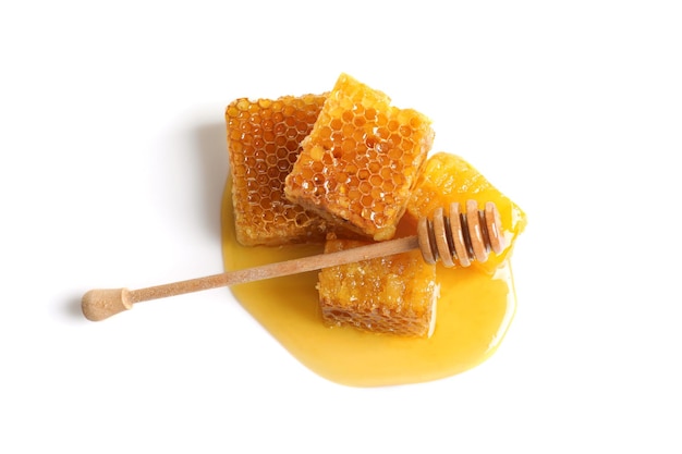 Composizione con dolce miele su sfondo bianco
