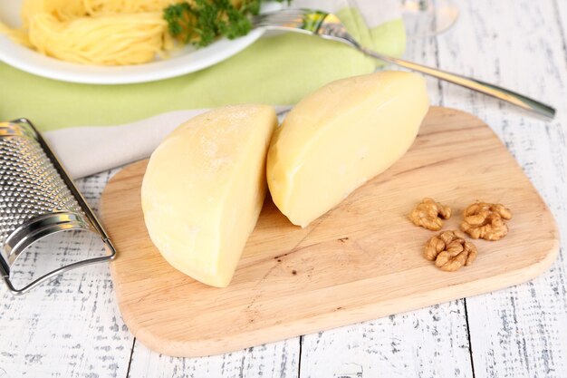 Composizione con formaggio grattugiato gustoso spaghetti sul fondo della tavola in legno