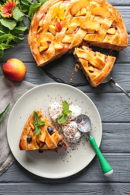 Composizione con gustosa torta di pesche fatta in casa sul tavolo