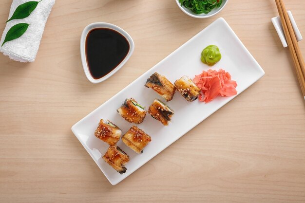 Composizione con gustosi involtini di sushi sul tavolo