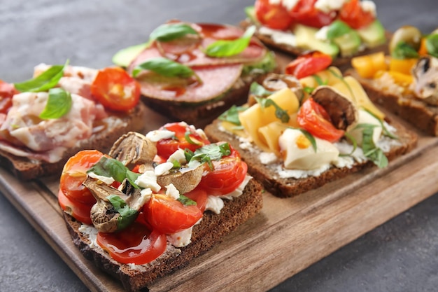 Composizione con gustosi panini fatti in casa su tavola di legno