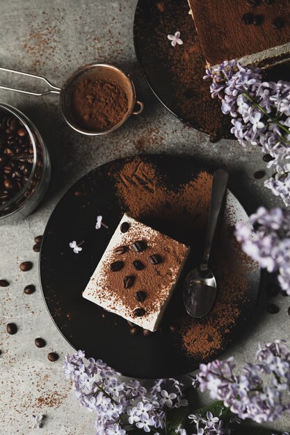 Composizione con gustoso tiramisù e lilla.