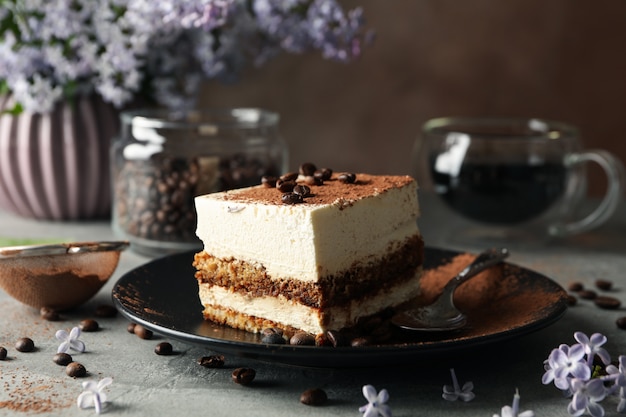 Composizione con gustoso tiramisù e lilla.