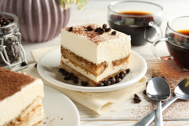 Composizione con gustoso tiramisù su fondo di legno bianco. Delizioso dessert