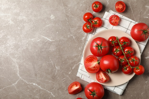 Composizione con i pomodori su fondo grigio, vista superiore