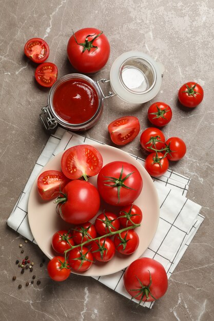 Composizione con i pomodori su fondo grigio, vista superiore