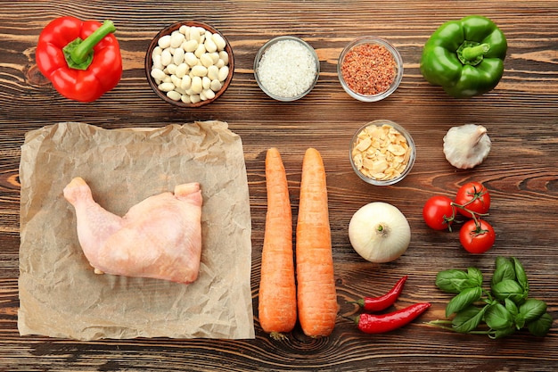 Composizione con ingredienti per deliziosi chili di tacchino su sfondo di legno