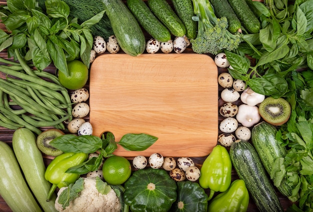 Composizione con ingredienti per un pasto vegetariano sano concetto di cibo crudo