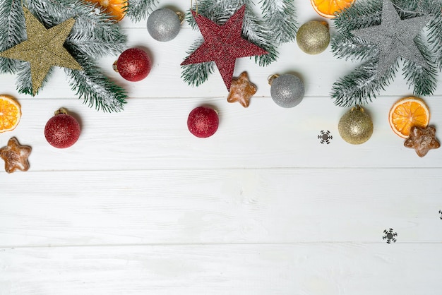 Composizione con l&#39;albero di Natale decorato su fondo di legno bianco con lo spazio della copia per la t