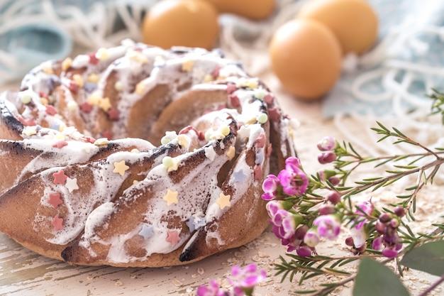 Composizione con la torta e le uova dolci di Pasqua