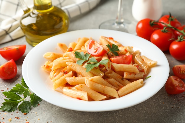 Composizione con la zolla di pasta saporita su grey, fine in su