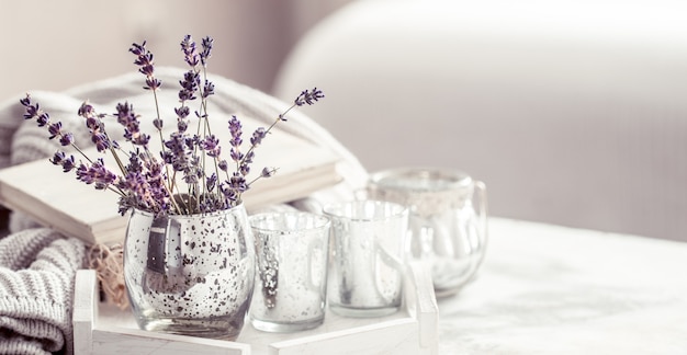 composizione con lavanda in un bicchiere