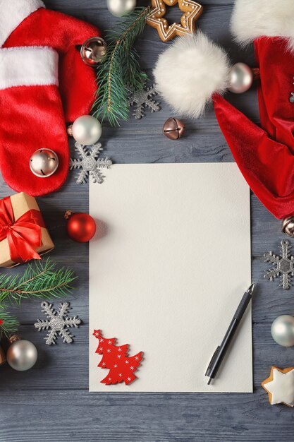 Composizione con lettera a Babbo Natale su tavola di legno