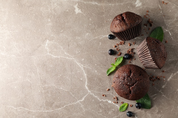 Composizione con muffin al cioccolato su sfondo grigio