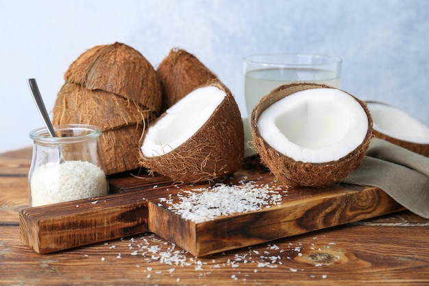 Composizione con noci di cocco fresche sulla tavola di legno