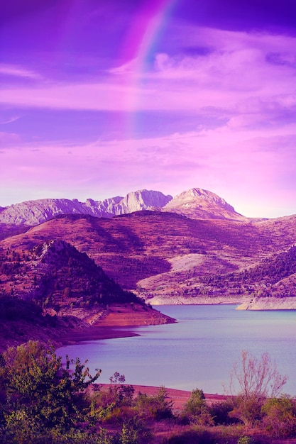 Composizione con paesaggio naturale e colori lavanda