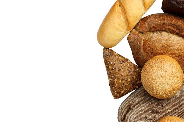 Composizione con pagnotte di pane isolato su sfondo bianco.