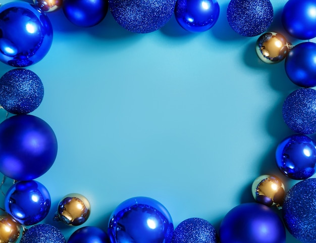 Composizione con palle di Natale blu e oro su sfondo blu con spazio di copia. Cornice di Natale.