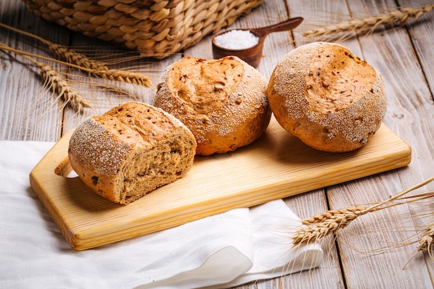 Composizione con pane di frumento su un tavolo di legno