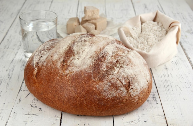 Composizione con pane di segale su fondo di legno