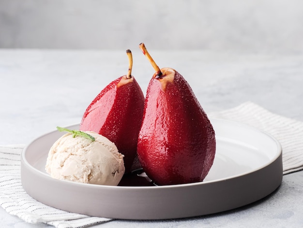 Composizione con pere in camicia dolci e gelato su sfondo chiaro