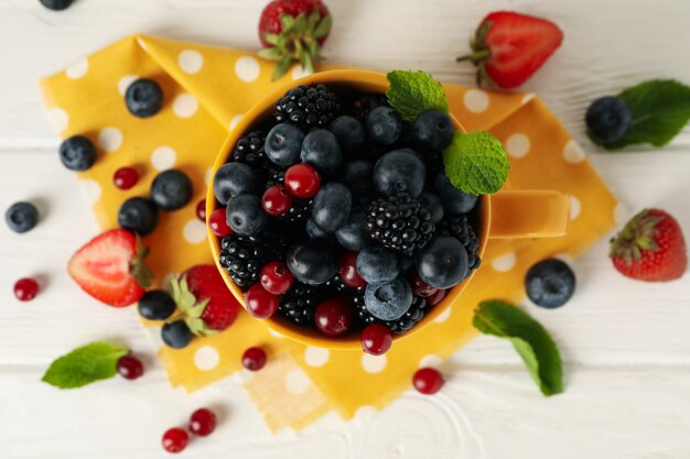 Composizione con tazza di frutti di bosco freschi