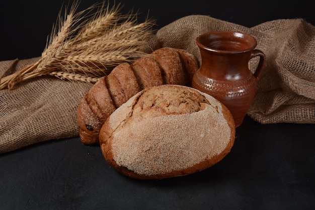 Composizione con varietà di pane