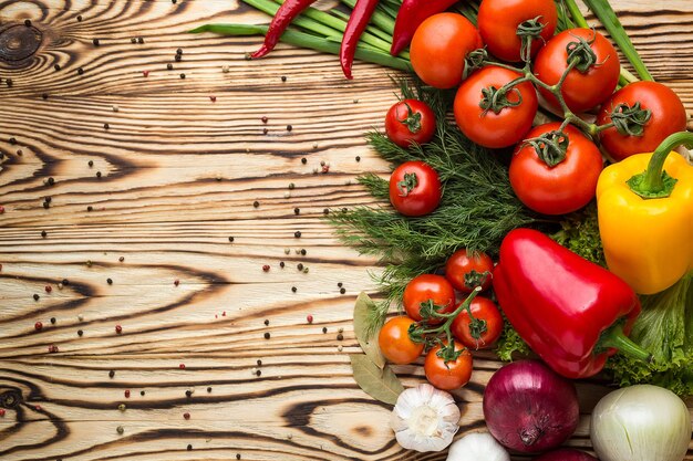 Composizione con verdure biologiche crude assortite come pomodori peperoni erbe cipolle e aglio Dieta detox Vista dall'alto