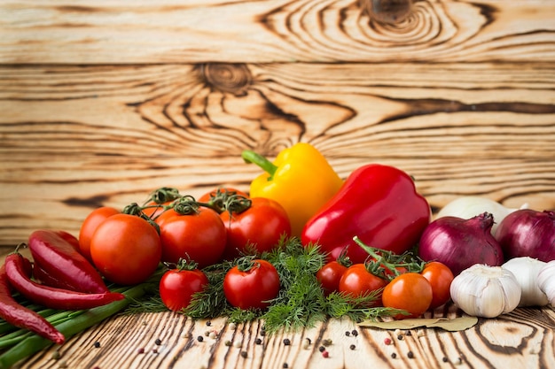 Composizione con verdure biologiche crude assortite come pomodori peperoni erbe cipolle e aglio Dieta detox