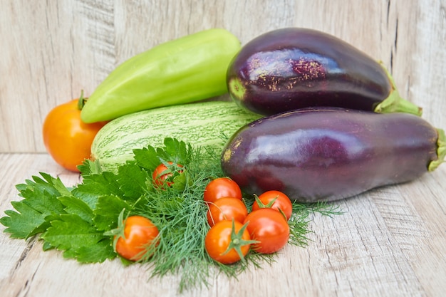 Composizione con verdure mature organiche crude assortite. Cibo salutare. Dieta disintossicante