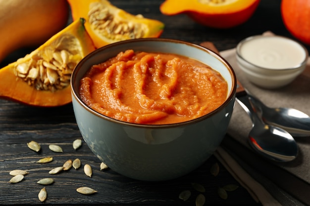 Composizione con zuppa di zucca su legno, da vicino