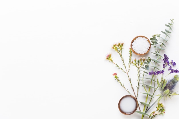 Composizione cosmetica bio a base di erbe verdi, sale marino e cosmetici fatti a mano.