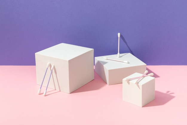 Composizione creativa con tamponi in silicone riutilizzabili e podi