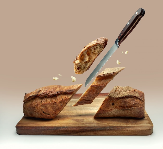 Composizione creativa di pane, briciole e un coltello
