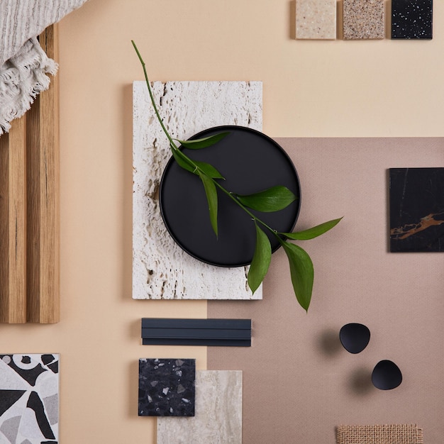 Composizione creativa piatta del moodboard di interior designer e architetto Campioni di tessuti e vernici Pannelli lamellari e piastrelle di lastrico Tavolozza dei colori beige nero e verde Spazio di copia Modello