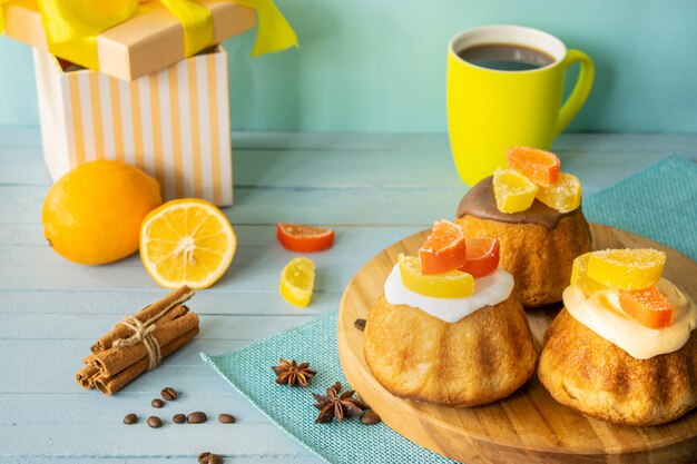 composizione cupcakes con glassa imarmelade tazza di caffè su uno sfondo di legno