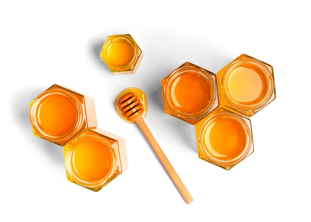 Composizione da diversi vasetti con miele in isolamento