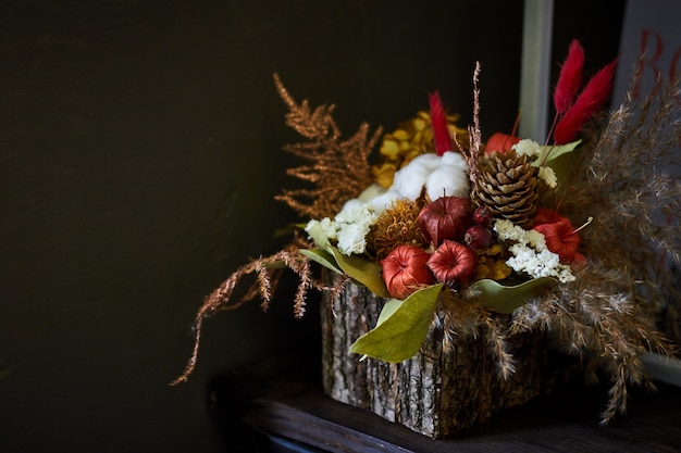 Composizione decorativa in autunno del primo piano in un cestino
